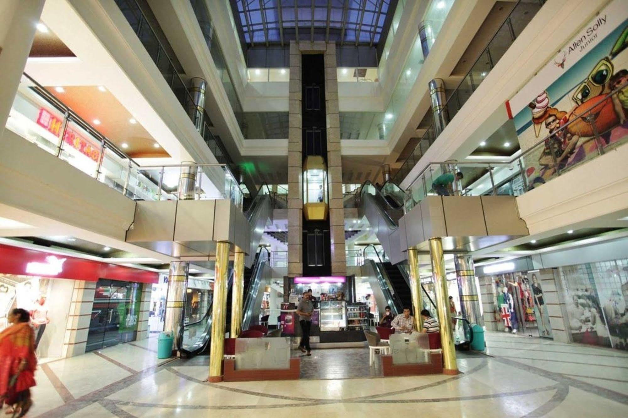 Hotel Grand Mumtaz Towers Srīnagar Exteriör bild