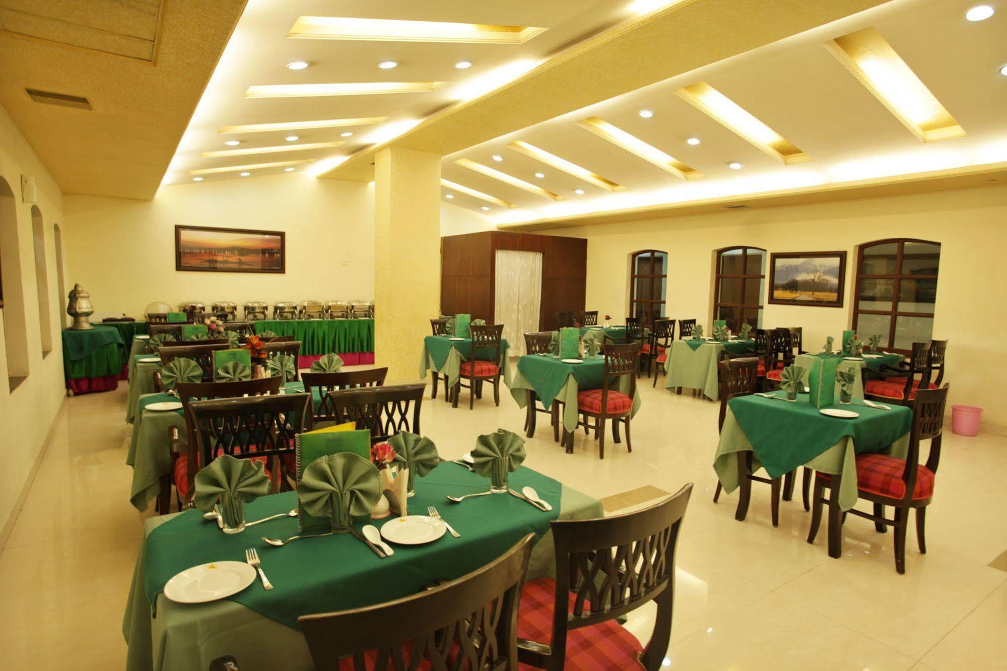 Hotel Grand Mumtaz Towers Srīnagar Exteriör bild